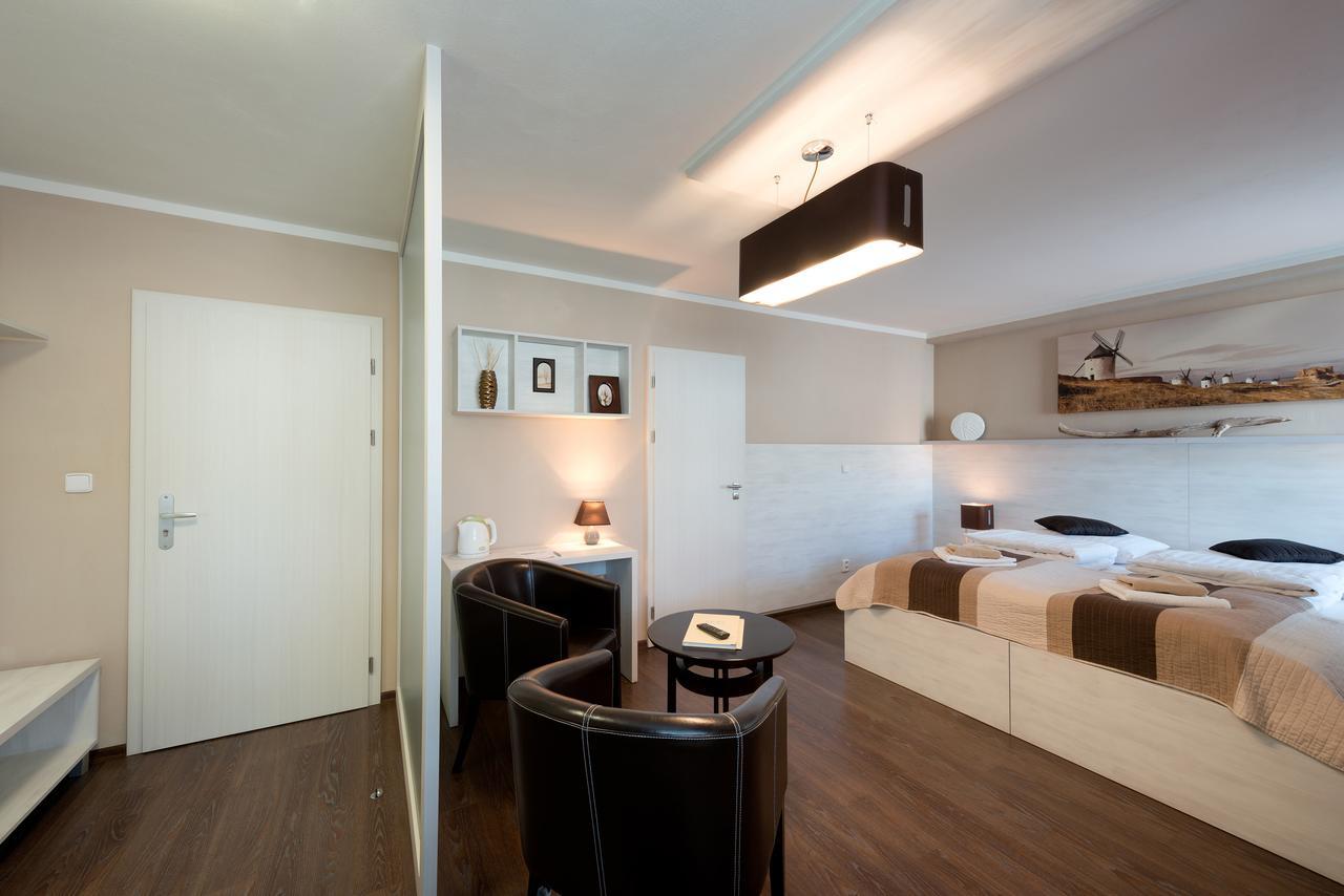 B2B Apartments イフラヴァ エクステリア 写真